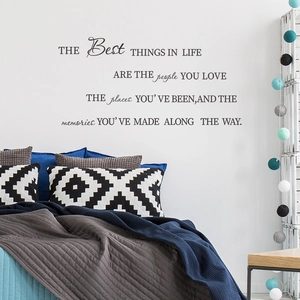 Détail d'un sticker mural avec citation anglaise sur fond de chambre chaleureuse