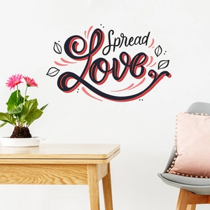Detail von Spread Love Wandtattoo mit roten Akzenten und Blättern für Wohnzimmerdekoration