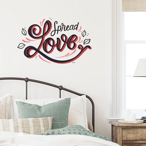 Spread Love Wandtattoo mit roten Akzenten über einem modernen Bett im Schlafzimmer
