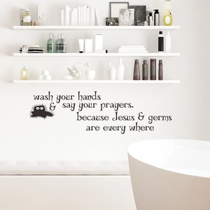 Dettaglio dell'adesivo da parete per bagno con testo Wash your hands e Jesus and germs