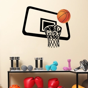 Détail du sticker mural basketball avec panier et ballon orange dans une salle de sport