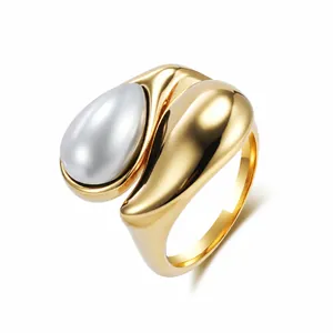 Bague minimaliste en titane plaqué or 18 carats avec une grande perle goutte d'eau chic
