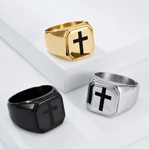 Chevalières pour hommes en acier titane avec croix noire en or, argent et noir