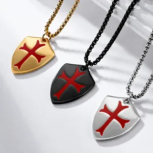 Pendentif bouclier vintage en acier avec croix rouge en finitions or, noir et argent