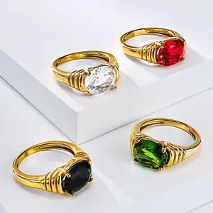 Ensemble de bagues en titane plaqué or avec pierres ovales colorées et anneaux nervurés