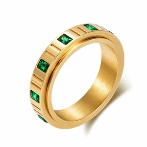 Bague luxueuse en acier titane doré avec zircons vert émeraude et texture brossée