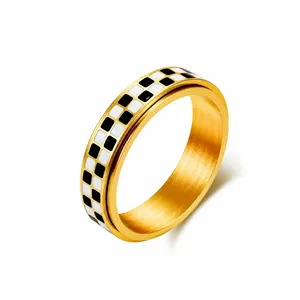 Bague minimaliste en acier titane doré avec motif à damier noir et blanc en émail