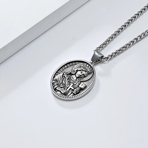 Vue macro détaillée du pendentif rétro Ste Barbara en acier titane avec sa chaîne