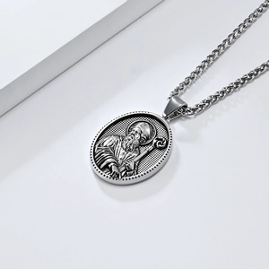 Vue détaillée du pendentif religieux vintage et de la chaîne robuste sur socle