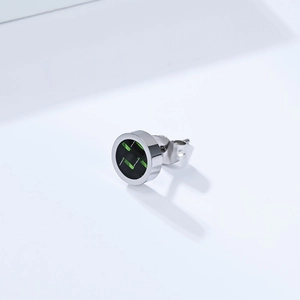 Dettaglio ravvicinato di orecchino in titanio argento con inserto in carbonio verde nero