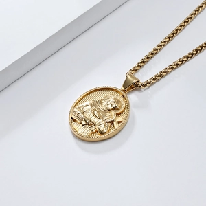Vue macro du pendentif religieux doré avec relief détaillé sur une chaîne de corde
