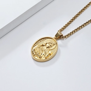 Vue détaillée du pendentif religieux doré Ste Barbe avec relief et chaîne tressée fine