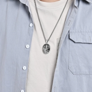Pendentif ovale Saint-Benoît vintage sur une chaîne tressée pour un style rétro chic