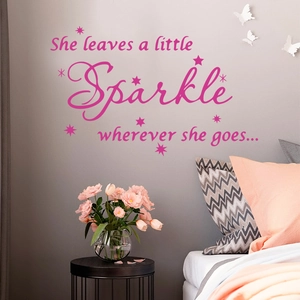 Détail du sticker mural rose Sparkle avec calligraphie artistique et étoiles décoratives