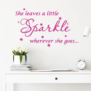 Sticker mural en vinyle rose avec citation 'She leaves a little sparkle' et étoiles