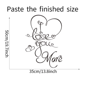Détail montrant les dimensions du sticker mural I love you more de 50cm par 35cm