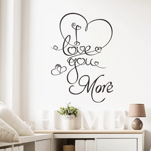 Sticker mural noir I Love You More avec petits cœurs dans une chambre à coucher cosy