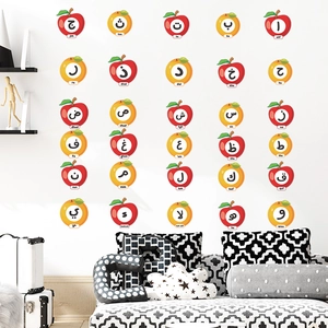Vue détaillée des stickers muraux alphabet arabe avec motifs de pommes et d'oranges