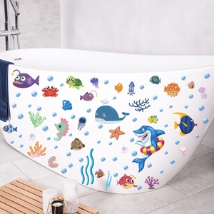 Adesivi murali con creature marine a cartoni animati su vasca bianca in bagno moderno