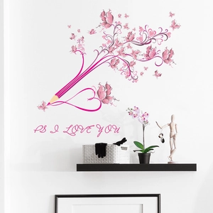 Detail der Wandtattoo-Ranke mit rosa Bleistiftzeichnung, Schmetterlingen und Herzen