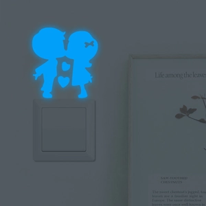 Adesivo murale luminoso con coppia che si bacia e cuore blu per decorazione domestica