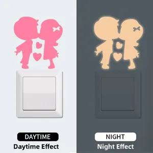 Adesivo fluorescente per interruttore con silhouette di coppia romantica giorno e notte