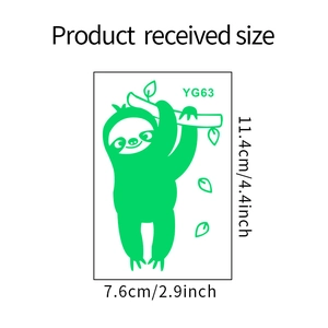 Leuchtender grüner Faultier-Wandsticker YG63 mit Maßen von 11,4 cm x 7,6 cm