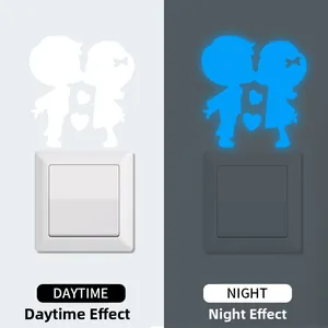 Adesivo murale luminoso che mostra l'effetto diurno e le sagome di cuore blu di notte