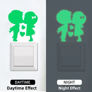 Adesivo luminoso per interruttore con effetto giorno e notte e coppia che si bacia