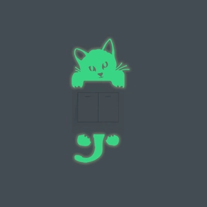 Sticker mural chat phosphorescent montrant l'effet vert brillant sur un interrupteur noir