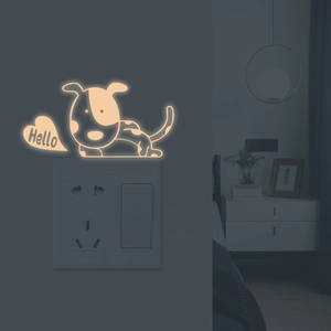 Leuchtender Dalmatiner-Lichtschalteraufkleber, der in einem dunklen Schlafzimmer glüht