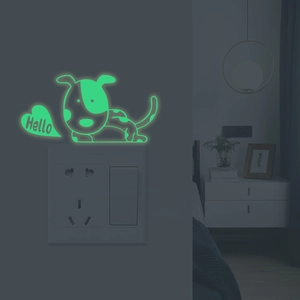 Leuchtender Wandsticker mit Dalmatiner und Herz, der im Dunkeln am Lichtschalter glüht