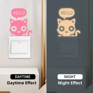 Adesivo per interruttore gatto luminoso con confronto degli effetti giorno e notte