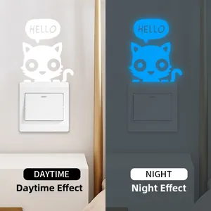 Adesivi murali Hello Cat luminosi con contrasto tra effetto diurno e bagliore notturno
