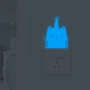 Autocollant mural chat licorne lumineux bleu brillant sur l'interrupteur mural