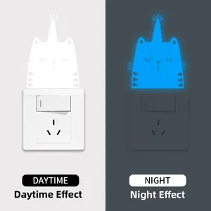 Sticker chat lumineux comparant l'aspect blanc de jour et l'effet fluorescent bleu de nuit