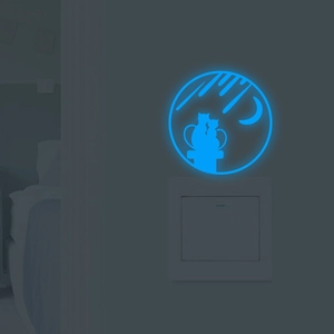 Leuchtender Wandaufkleber mit Katzen und Mond in Himmelblau über einem Lichtschalter