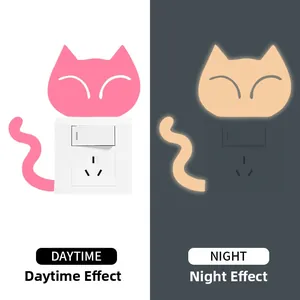 Autocollant chat rose phosphorescent pour prise avec effets jour et nuit