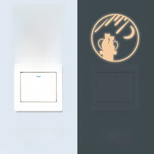 Leuchtende Wandaufkleber mit Katzen-Motiv und Tag-Nacht-Effekt für Lichtschalter