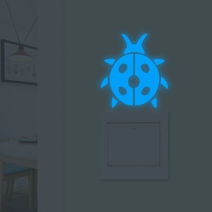 Adesivo murale a forma di coccinella luminosa blu su interruttore decorazione casa