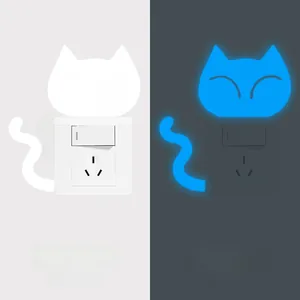 Autocollant chat phosphorescent pour interrupteur avec effet bleu nuit et blanc jour