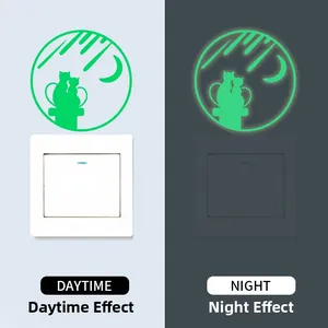 Leuchtender Wandaufkleber mit Tag- und Nacht-Leuchteffekt von zwei Katzen und Mond