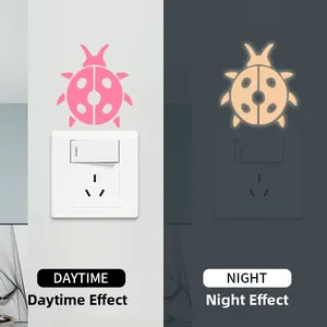 Adesivo murale a forma di coccinella con effetto rosa diurno e luminoso notturno