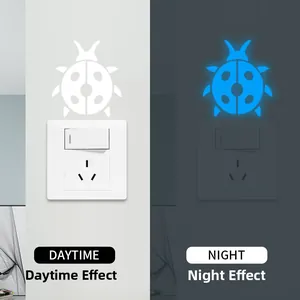 Adesivo coccinella fluorescente per interruttore con effetto giorno bianco e notte blu