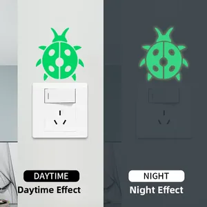 Adesivo murale coccinella fluorescente con effetto giorno verde e bagliore notturno
