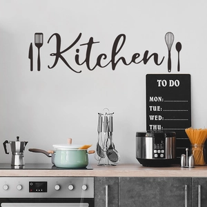 Sticker mural de cuisine avec lettrage 'Kitchen' et silhouettes de couverts modernes