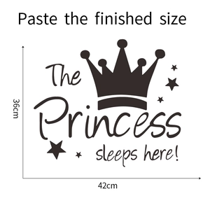 Dettaglio dell'adesivo murale corona The Princess sleeps here con misure 42x36cm