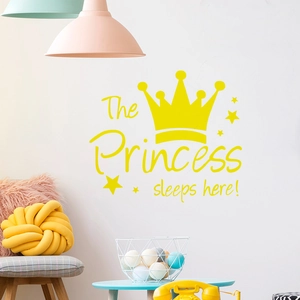 Adesivo da parete corona gialla con testo The Princess Sleeps Here per camera bimba