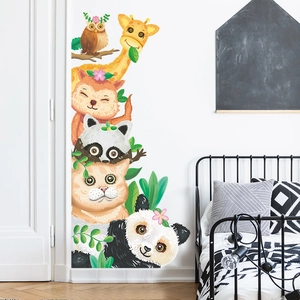 Stickers muraux pour chambre d'enfant avec girafe, panda et renard dans un décor chaleureux
