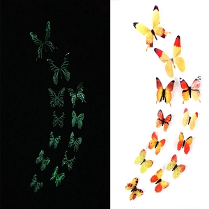 Détail macro de stickers muraux papillon 3D lumineux avec motifs réalistes orange jaune